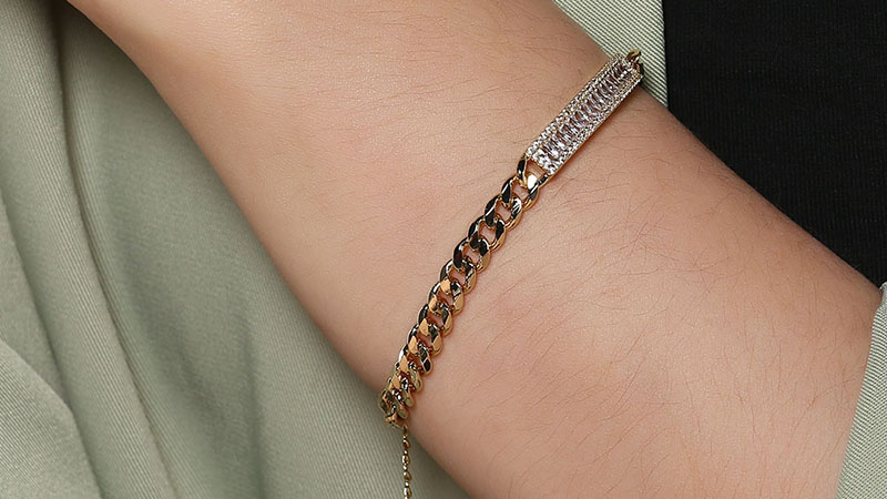 Lắc tay có thiết kế đơn giản nhưng vô cùng thanh lịch